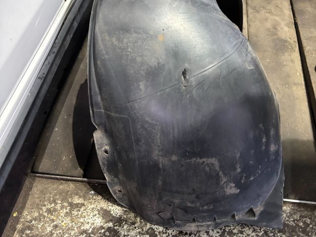 bontott VW GOLF VI Bal első Dobbetét (Kerékjárati, Műanyag)