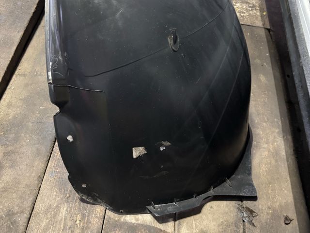 bontott VW GOLF VI Bal első Dobbetét (Kerékjárati, Műanyag)