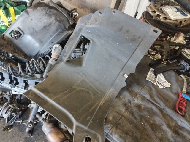 bontott VW GOLF VI Bal első Dobbetét (Kerékjárati, Műanyag)