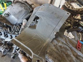 bontott VW GOLF VI Bal első Dobbetét (Kerékjárati, Műanyag)