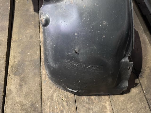 bontott VW GOLF VI Bal első Dobbetét (Kerékjárati, Műanyag)