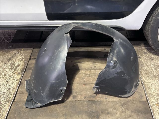 bontott VW GOLF VI Bal első Dobbetét (Kerékjárati, Műanyag)