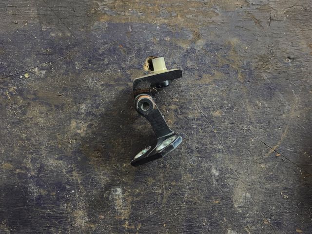 bontott VW GOLF VI Bal hátsó Felső Zsanér