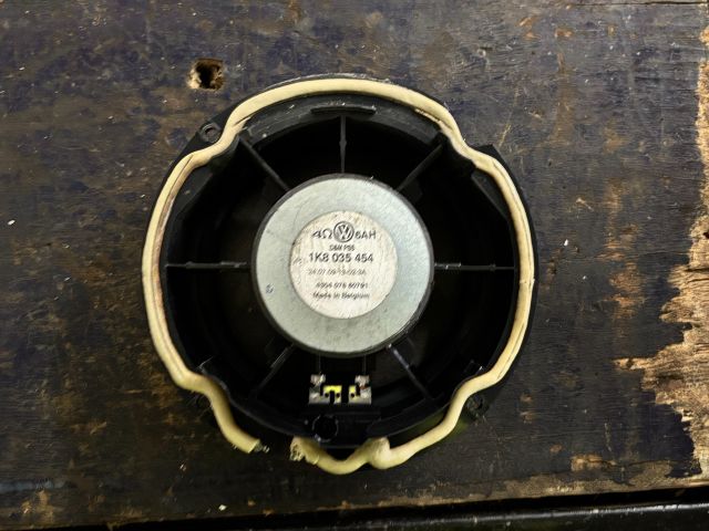 bontott VW GOLF VI Bal hátsó Hangszóró