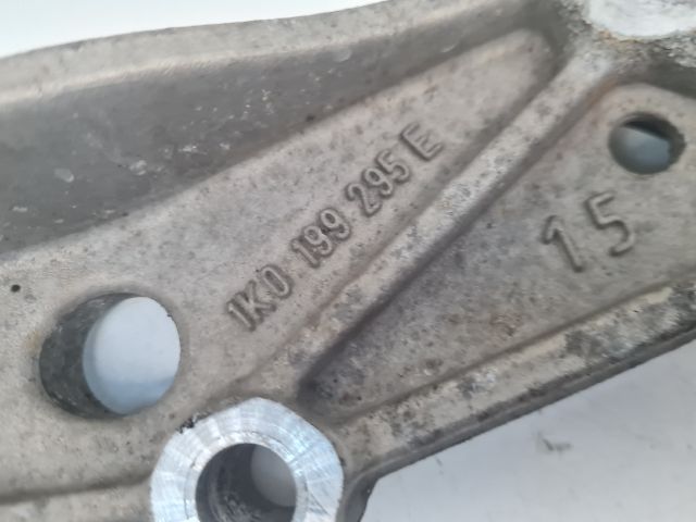 bontott VW GOLF VI Bal Lengőkar Tartó