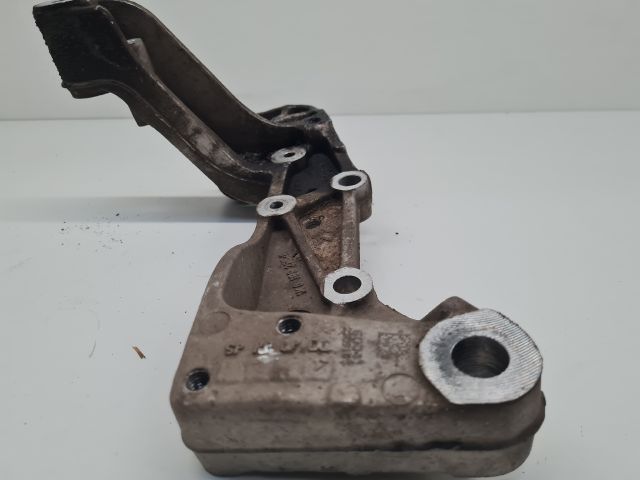 bontott VW GOLF VI Bal Lengőkar Tartó