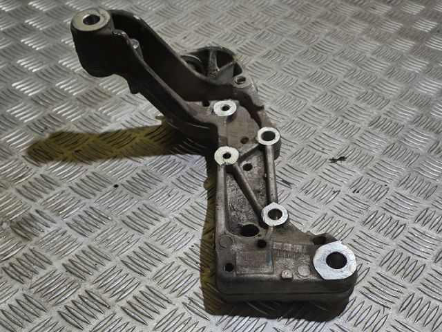 bontott VW GOLF VI Bal Lengőkar Tartó