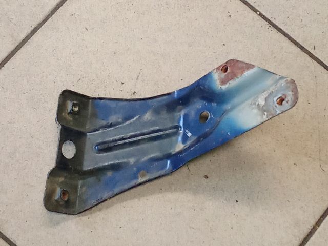 bontott VW GOLF VI Bal Sárvédő Oldaltartó