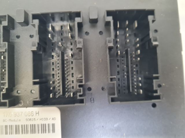 bontott VW GOLF VI Biztosítéktábla Utastér