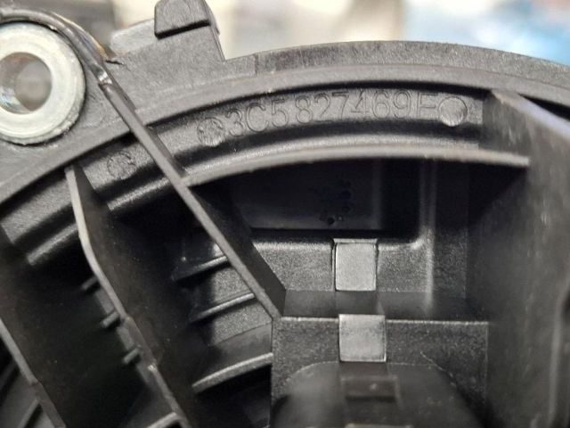 bontott VW GOLF VI Csomagtér Nyitó Kar / Gomb