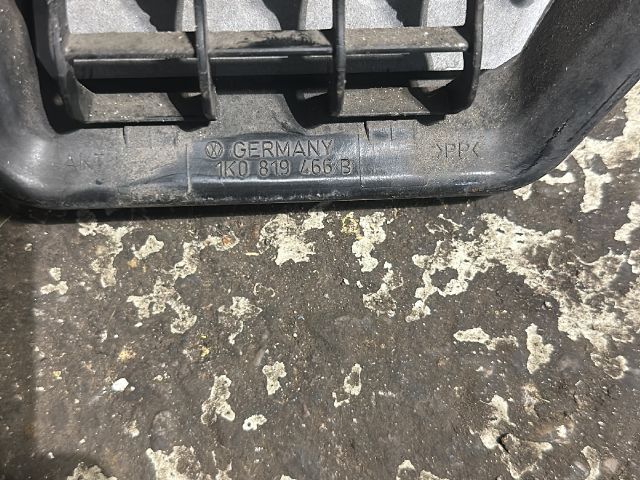 bontott VW GOLF VI Csomagtér Szellőző Jobb