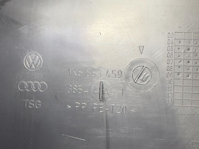 bontott VW GOLF VI Csomagtérajtó Burkolat Alsó