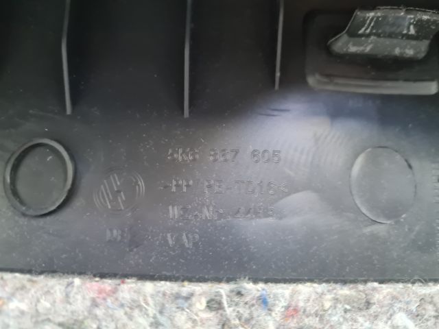 bontott VW GOLF VI Csomagtérajtó Burkolat Alsó