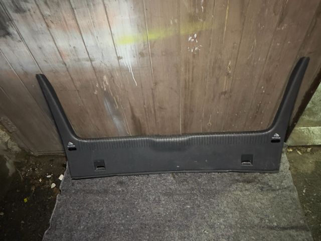 bontott VW GOLF VI Csomagtérajtó Burkolat Alsó