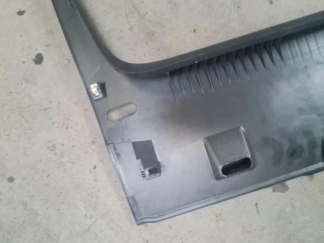 bontott VW GOLF VI Csomagtérajtó Burkolat Alsó