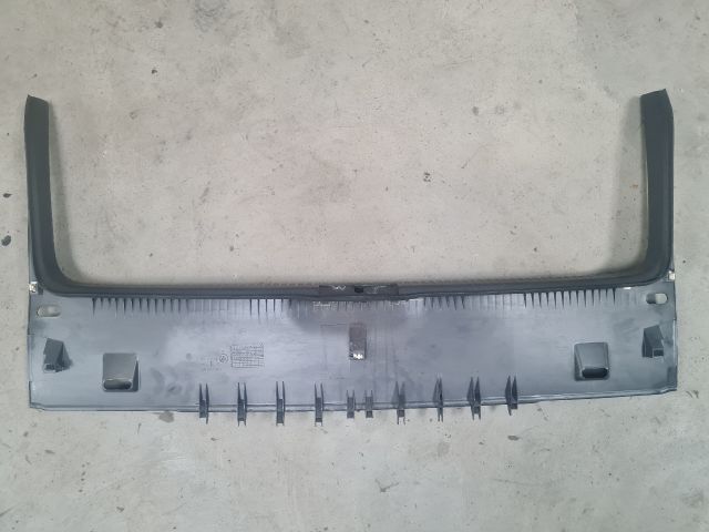 bontott VW GOLF VI Csomagtérajtó Burkolat Alsó