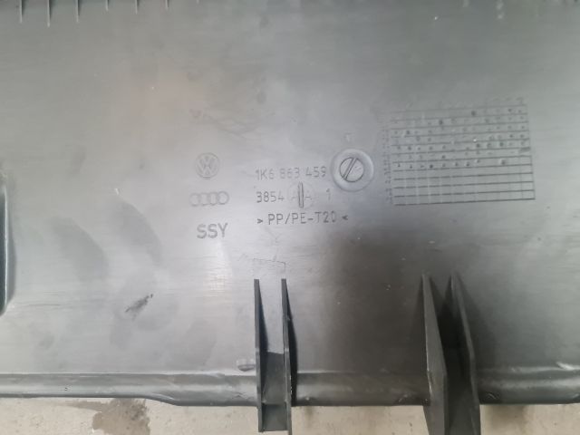 bontott VW GOLF VI Csomagtérajtó Burkolat Alsó