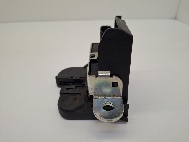 bontott VW GOLF VI Csomagtérajtó Zárszerkezet