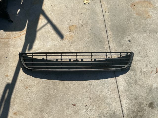 bontott VW GOLF VI Első Lökhárító Alsó Középső Díszrács