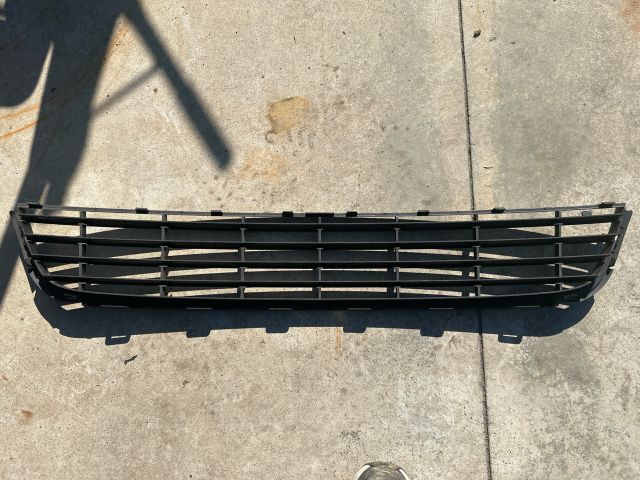 bontott VW GOLF VI Első Lökhárító Alsó Középső Díszrács