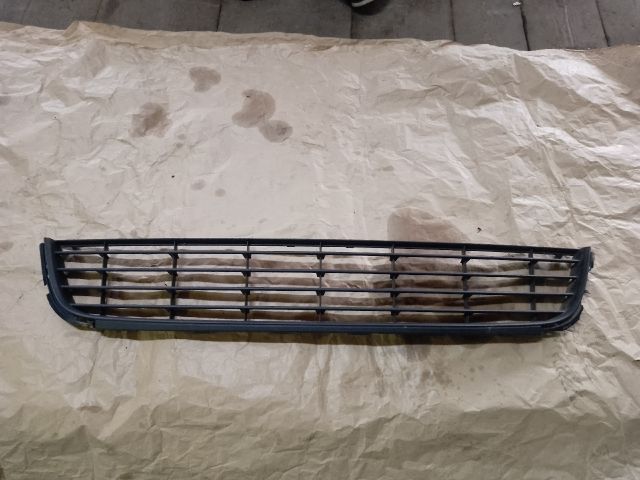 bontott VW GOLF VI Első Lökhárító Alsó Középső Díszrács