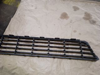 bontott VW GOLF VI Első Lökhárító Alsó Középső Díszrács