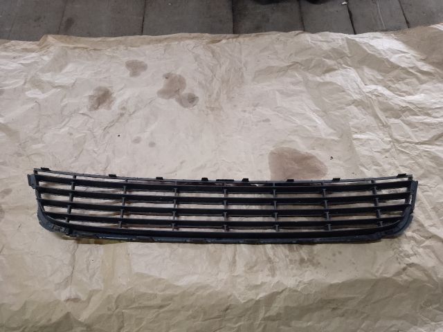 bontott VW GOLF VI Első Lökhárító Alsó Középső Díszrács