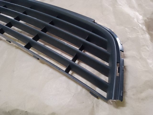 bontott VW GOLF VI Első Lökhárító Alsó Középső Díszrács