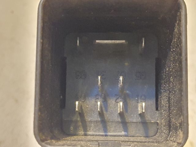 bontott VW GOLF VI Izzító Relé