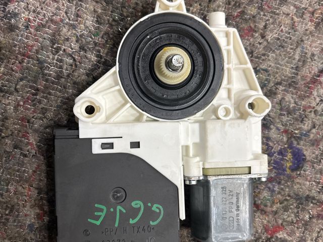 bontott VW GOLF VI Jobb első Ablakemelő Motor