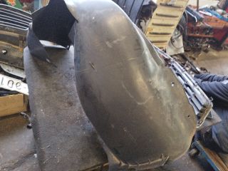 bontott VW GOLF VI Jobb első Dobbetét (Kerékjárati, Műanyag)