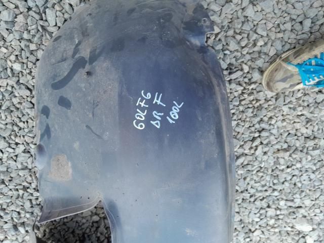 bontott VW GOLF VI Jobb első Dobbetét (Kerékjárati, Műanyag)