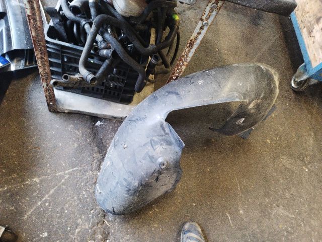 bontott VW GOLF VI Jobb első Dobbetét (Kerékjárati, Műanyag)