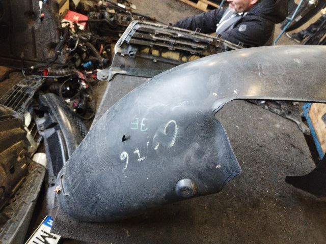 bontott VW GOLF VI Jobb első Dobbetét (Kerékjárati, Műanyag)