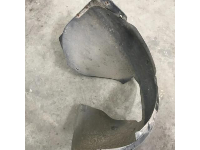 bontott VW GOLF VI Jobb első Dobbetét (Kerékjárati, Műanyag)