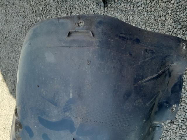 bontott VW GOLF VI Jobb első Dobbetét (Kerékjárati, Műanyag)