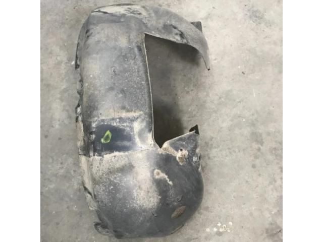 bontott VW GOLF VI Jobb első Dobbetét (Kerékjárati, Műanyag)