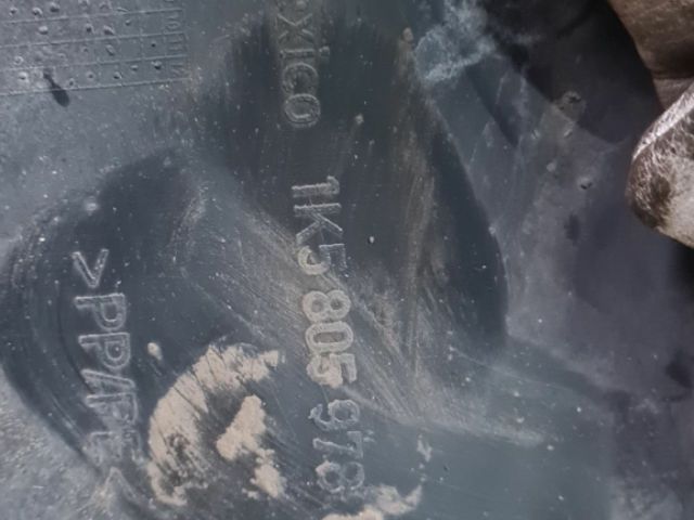 bontott VW GOLF VI Jobb első Hátsó Dobbetét (Kerékjárati, Műanyag)