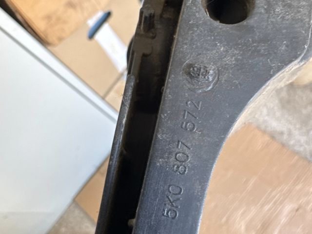 bontott VW GOLF VI Jobb Fényszóró Tartó