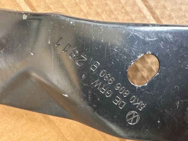 bontott VW GOLF VI Jobb Fényszóró Tartó