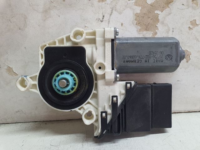 bontott VW GOLF VI Jobb hátsó Ablakemelő Motor