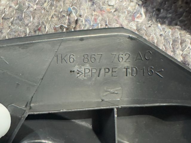 bontott VW GOLF VI Jobb hátsó Csomagtér Burkolat (Műanyag)