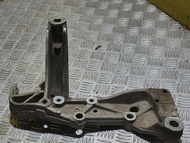 bontott VW GOLF VI Jobb Lengőkar Tartó