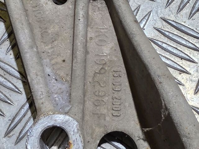 bontott VW GOLF VI Jobb Lengőkar Tartó