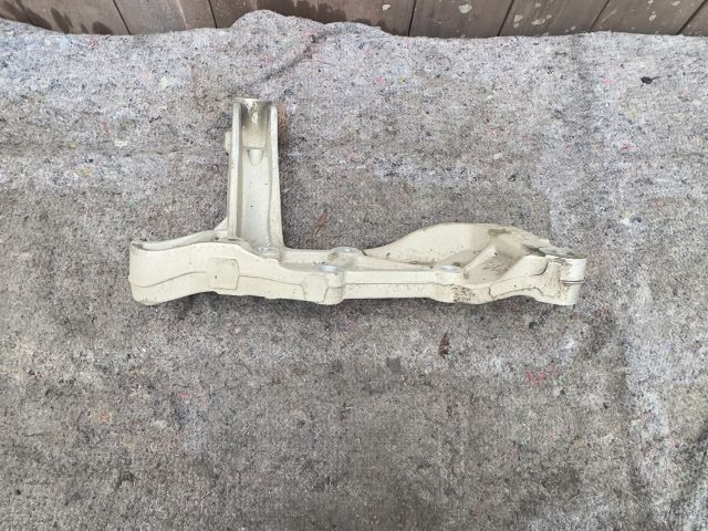 bontott VW GOLF VI Jobb Lengőkar Tartó