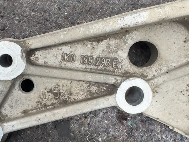 bontott VW GOLF VI Jobb Lengőkar Tartó