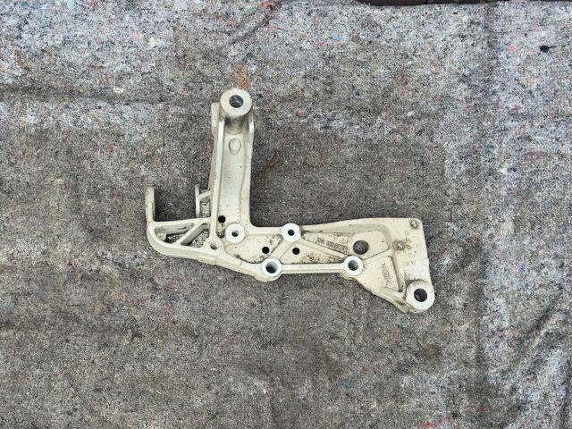 bontott VW GOLF VI Jobb Lengőkar Tartó