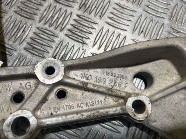 bontott VW GOLF VI Jobb Lengőkar Tartó