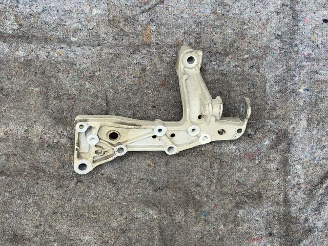 bontott VW GOLF VI Jobb Lengőkar Tartó