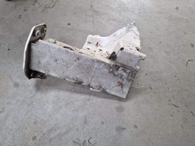 bontott VW GOLF VI Jobb Lökhárító Tartó Nyúlványvég